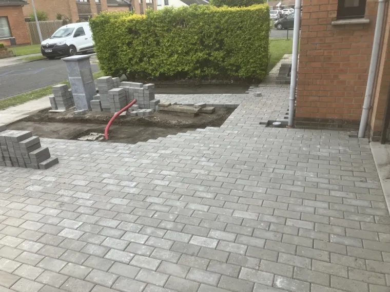 Réalisation d'une cour en pavés à Furnes, Dunkerque, Familly Rénovation